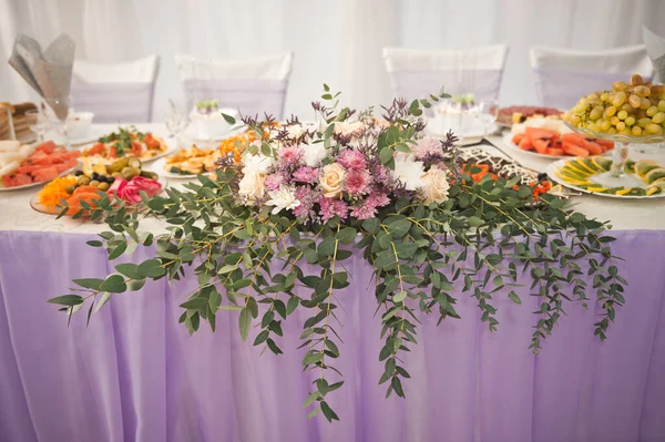 La composition des fleurs comme décoration centrale de la fête — Photo