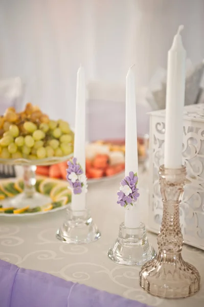 Velas festivas na mesa de casamento 2207. — Fotografia de Stock