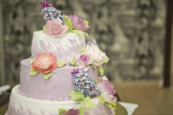 Незвичайний весільний торт на трьох рівнях 2212 . — стокове фото