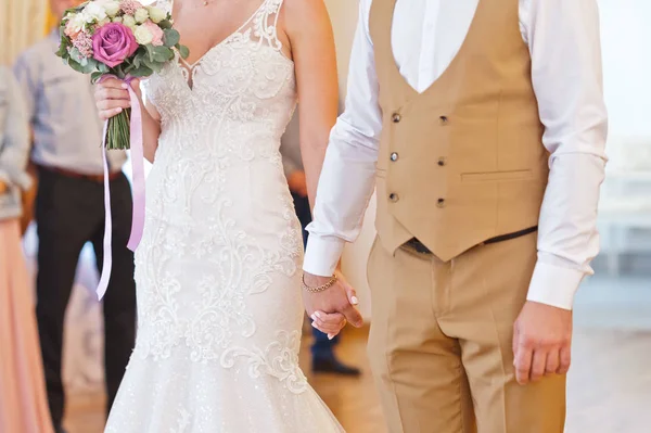 Los recién casados se toman de la mano en la ceremonia de boda 2215. —  Fotos de Stock