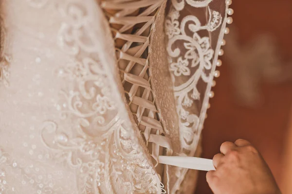 El proceso de encaje de las novias vestido de novia 2218. — Foto de Stock