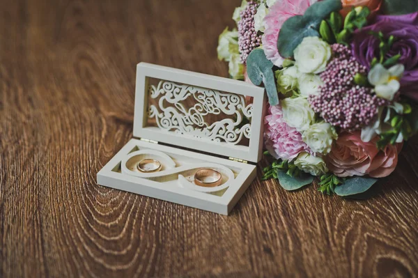 Wedding rings in a beautiful carved box and a colorful bouquet 2 — Stock Photo, Image