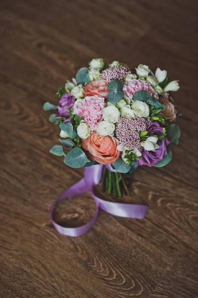 Élégant bouquet de mariage sur une table laquée foncée 2234. — Photo