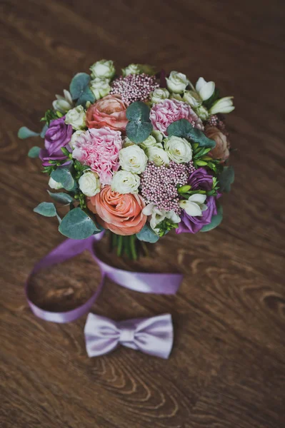 Elegante bruiloft boeket op een donker gelakte tafel 2233. — Stockfoto