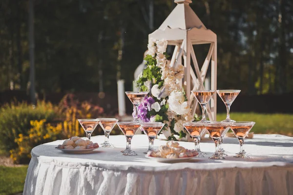 Mesa de verão com lanches para convidados no casamento 2245. — Fotografia de Stock