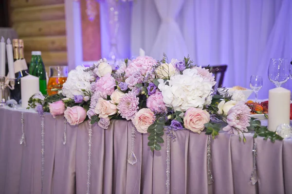 De samenstelling van bloemen als de centrale decoratie van het feest — Stockfoto