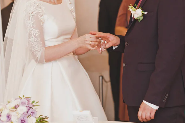 The bride wears a wedding ring to her husband 2258. — Stock Photo, Image