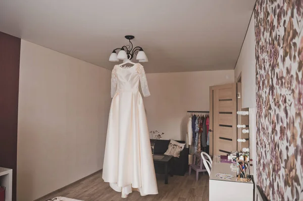 Hochzeitskleid auf dem Kronleuchter im Zimmer 2260. — Stockfoto