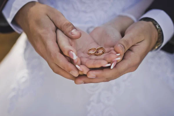 Le mari embrasse doucement les mains de la mariée avec mariage — Photo