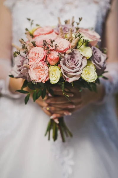 Blumenstrauß in den Händen der Braut in einer Hochzeitsöffnung — Stockfoto