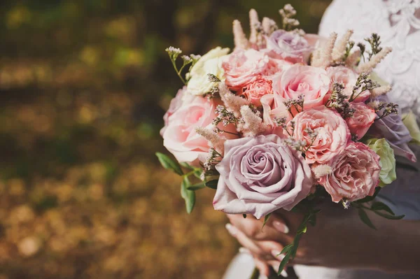 Die Braut hält einen Blumenstrauß in der Hand.. — Stockfoto