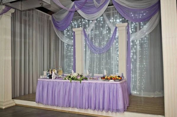 Salón de bodas solemne decorado con tela lila y flores 2290 — Foto de Stock