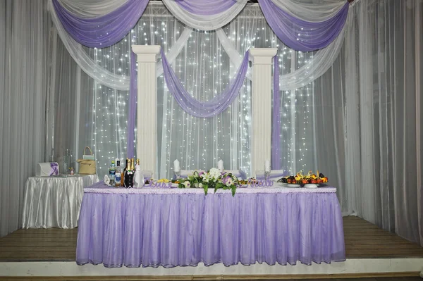 Stůl pro novomanžele zdobený v bílém a šeříkovém stylu 2291. — Stock fotografie