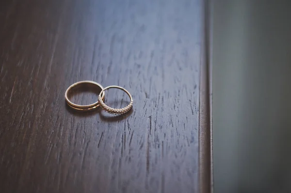 Dois anéis de casamento em uma mesa escura 2297. — Fotografia de Stock