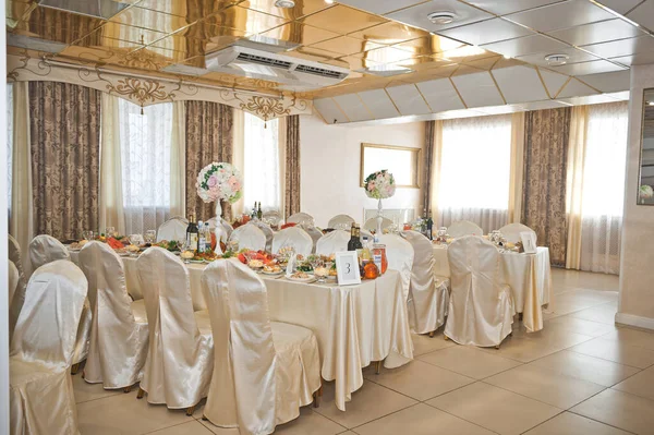 Elegante salón festivo para banquetes reales 2308. — Foto de Stock