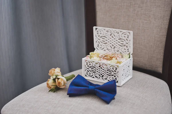 Svatební prsteny ve stylové krabici na podkladu z růžových pupenů 2312. — Stock fotografie