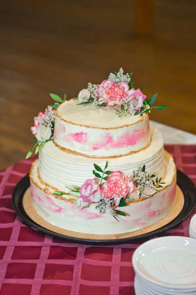 Tredelad tårta dekorerad med grädde rosor och blad 2325. — Stockfoto