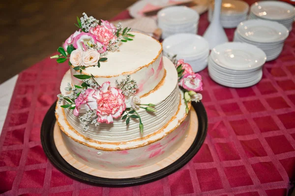 Krem güller ve yapraklarla süslenmiş üç katlı pasta.. — Stok fotoğraf