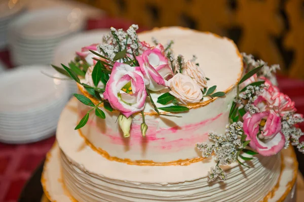 Трехъярусный торт, украшенный кремовыми розами и листьями 2330. — стоковое фото