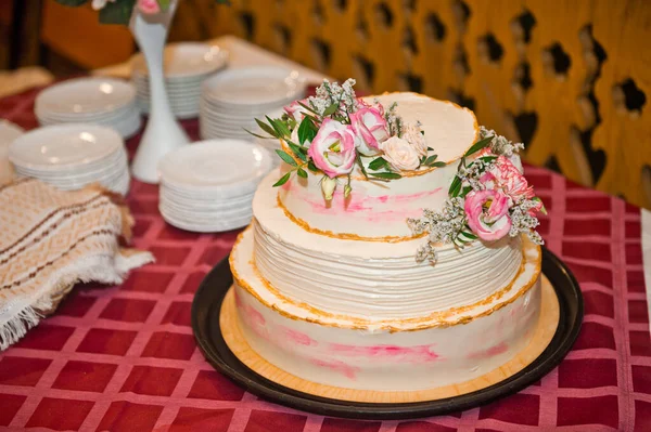 Tredelad tårta dekorerad med grädde rosor och blad 2331. — Stockfoto