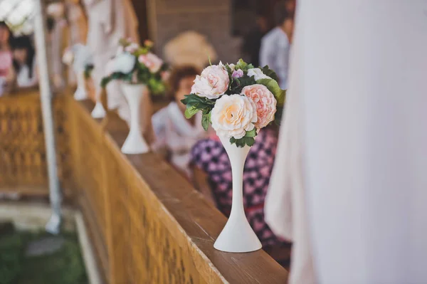 Vasos com buquês de flores como elementos de decoração do — Fotografia de Stock