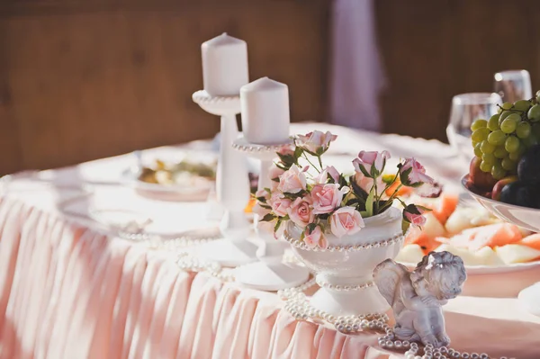 Vasos com buquês de flores como elementos de decoração do — Fotografia de Stock