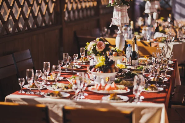 Feestelijke tafel met afwas voor gasten 2354. — Stockfoto