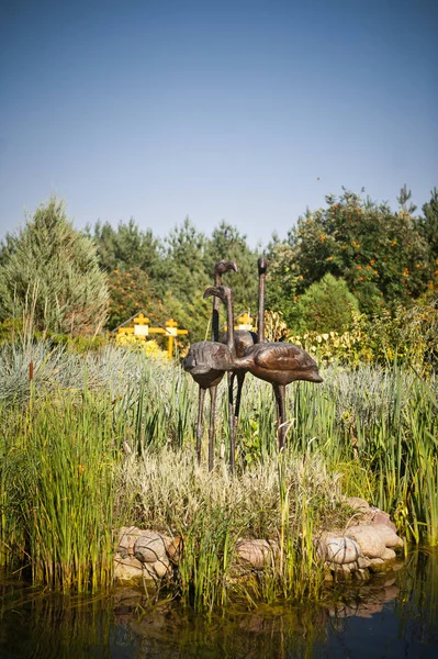 Estatua en forma de grúas sobre un hummock pantano 2355. —  Fotos de Stock