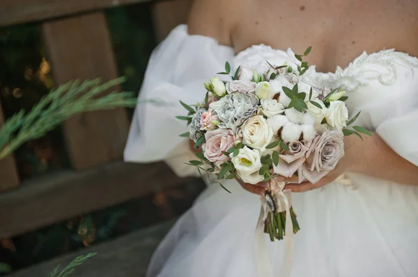 La mariée dans une robe blanche luxuriante tenant un bouquet de roses 2356. — Photo