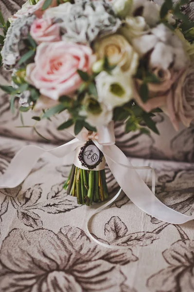 Buquê de casamento elegante no fundo de um sofá de tecido 2358. — Fotografia de Stock