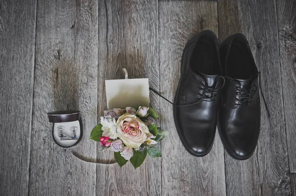 Обувь, кольца и букет как элементы гардероба для хола — стоковое фото