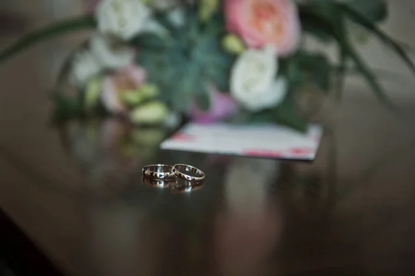 Wedding rings on a glass surface 2369. — Stock Photo, Image