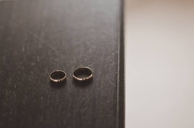 Evlilik yüzüğü 2399 numaralı sehpada..