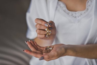 2412 güzel küpelerin avuçlarında görünen kadın elleri..