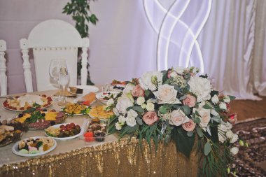 Çeşitli yemek ve dekorasyonlarla dolu büyük bir şenlik masası. 243 numara.