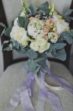 2457 numaralı sandalyede düğün buketi..