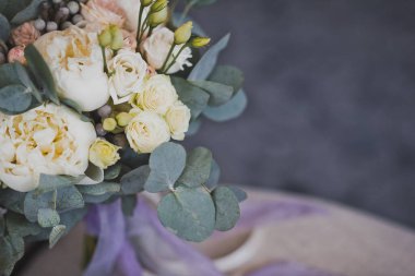 2482 numaralı yataktaki buket ve ayakkabılar..