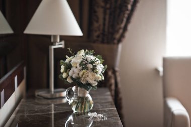 2490 numaralı cam vazoda yuvarlak beyaz güller..