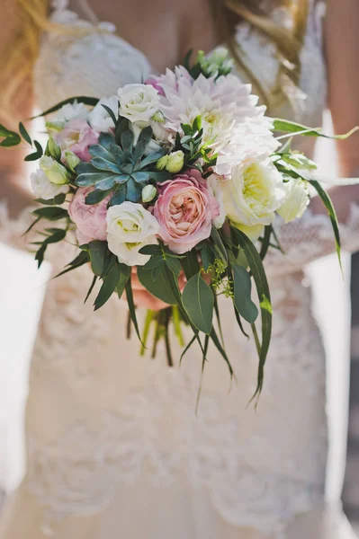 Die Braut in einem saftigen weißen Kleid mit einem Strauß Rosen 2390. — Stockfoto