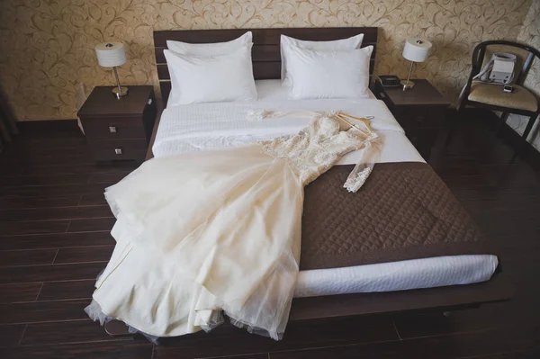 Wedding dress of the bride on the big double bed 2395. — Stock Photo, Image