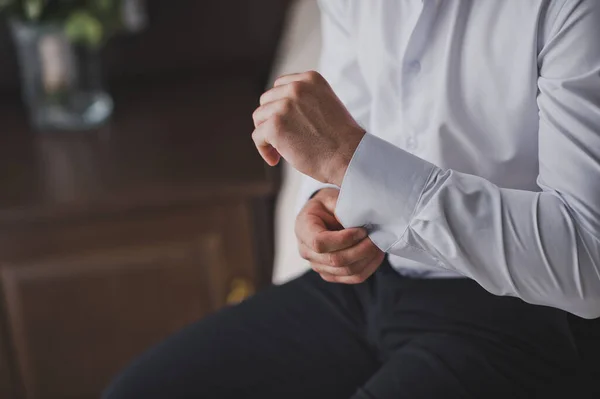 Fastening the cufflinks on the sleeve of his shirt 2411. — Stock Photo, Image