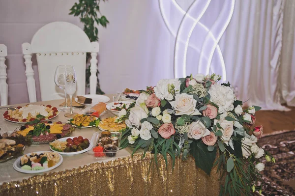 Grande mesa festiva com uma variedade de pratos e decorações 243 — Fotografia de Stock