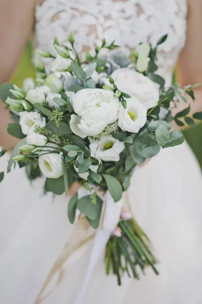 Zarter weiß-grüner Brautstrauß in den Händen der Braut 2 — Stockfoto