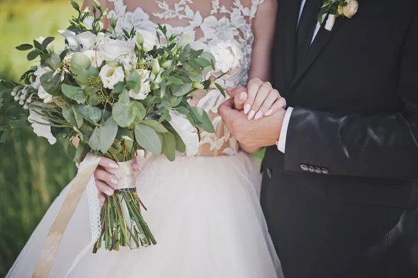 La novia está celebrando un ramo de bodas 2441. —  Fotos de Stock