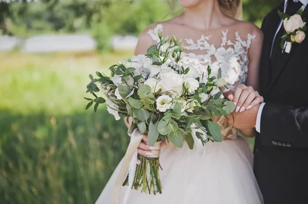 La mariée tient un bouquet de mariage 2442. — Photo