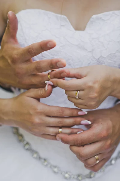 Les mains des jeunes mariés et des alliances 2444. — Photo