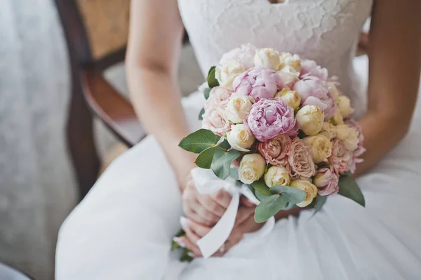 The bride is holding a wedding bouquet 2449. — Stock Photo, Image