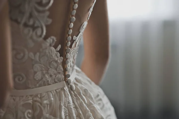The process of buttoning a wedding dress 2454. — Stock Photo, Image