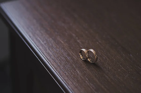 Dos anillos de boda en la mesa 2463. — Foto de Stock