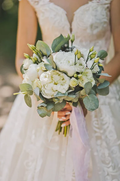 La sposa sta tenendo un bouquet da sposa 2465. — Foto Stock